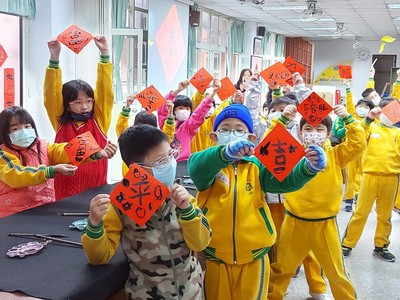 2021牛轉乾坤創意春聯(另開新視窗)